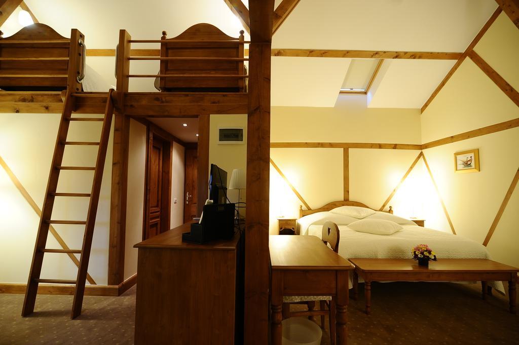 Pensiune restaurant Tohanu Vechi Zărneşti Chambre photo