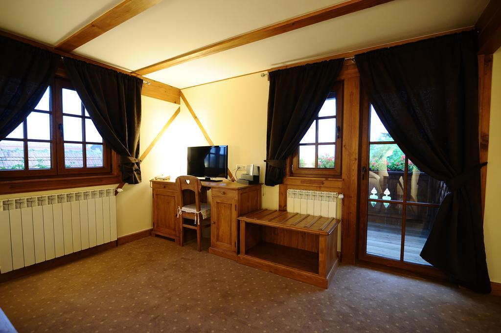 Pensiune restaurant Tohanu Vechi Zărneşti Chambre photo