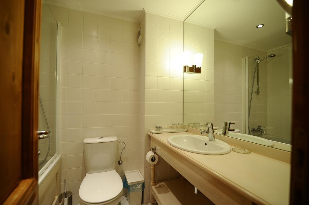 Pensiune restaurant Tohanu Vechi Zărneşti Chambre photo